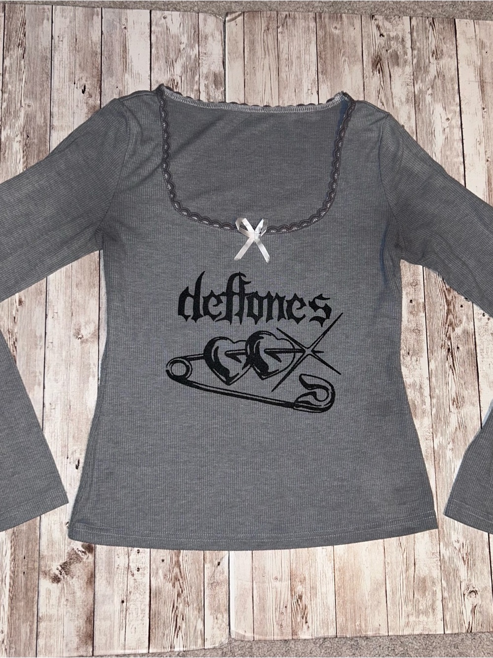 Grey rib, scoopneck w/lace detail & “deftones” hearts on safety pin graphic-sz M